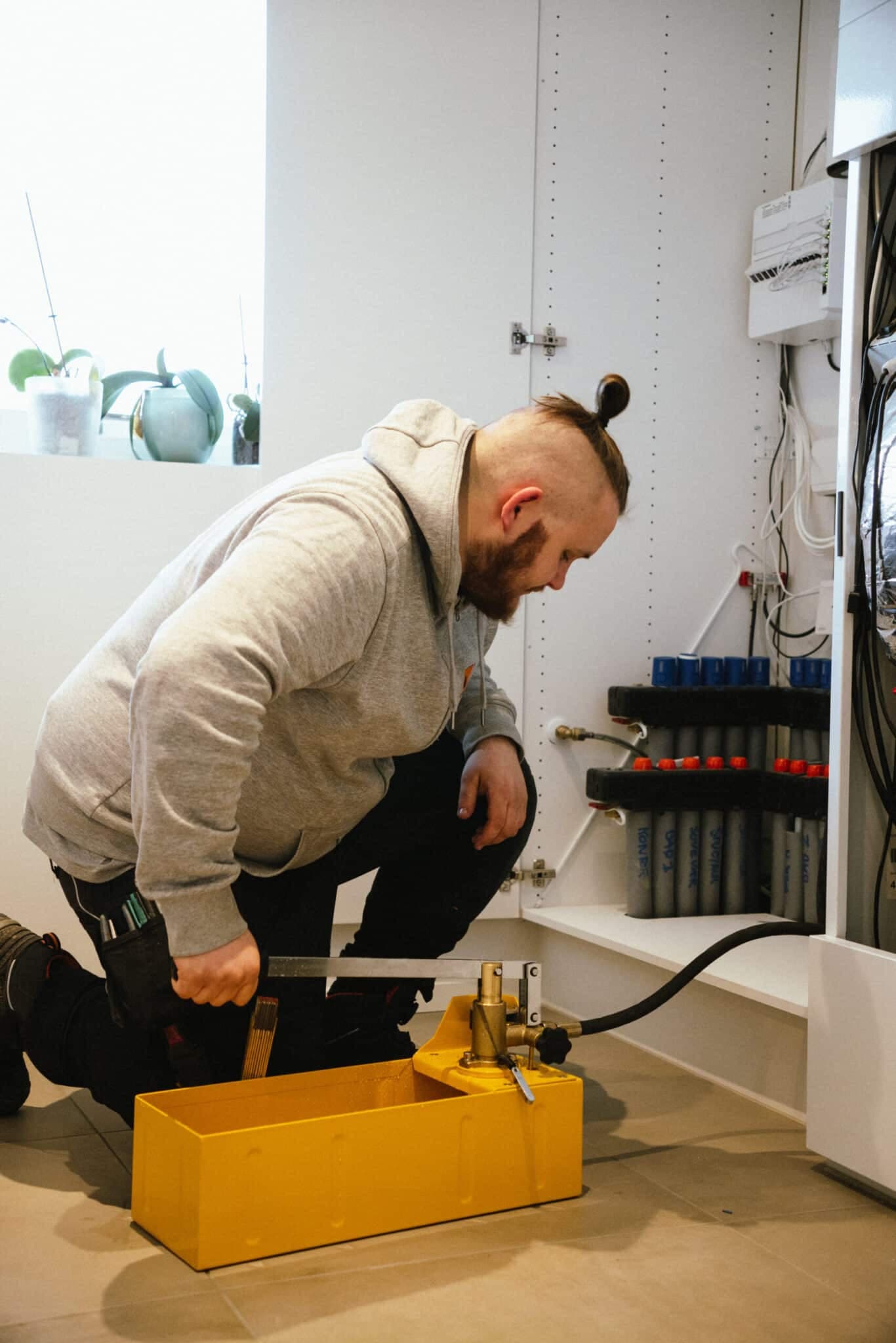 Ace Tech tekniker udfører trykprøvning
