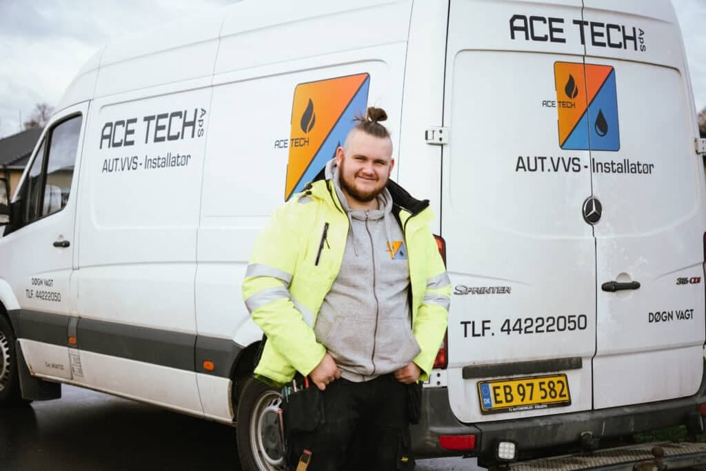 Ace Tech tekniker foran servicevogn