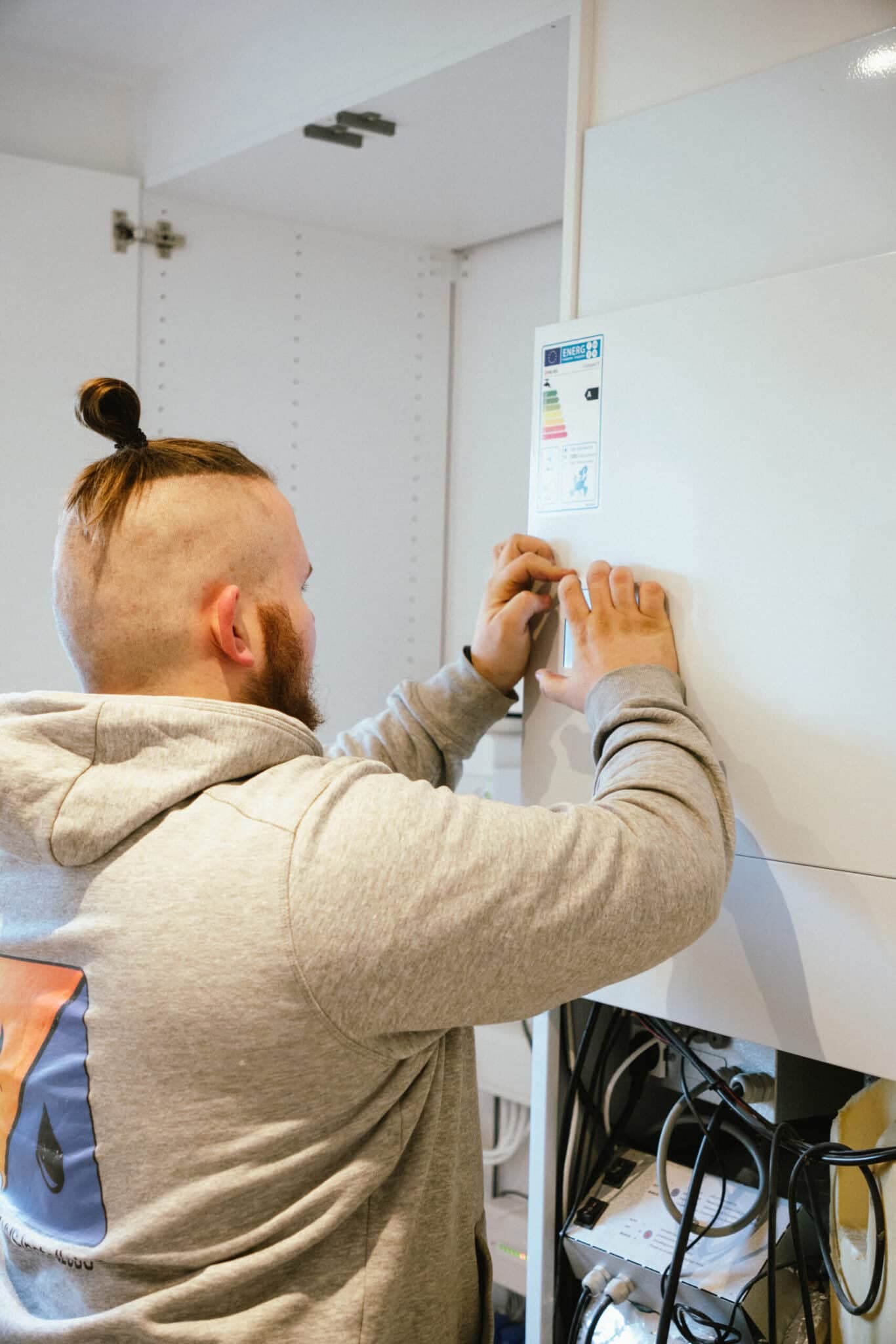 Ace Tech tekniker udfører præcisionsarbejde